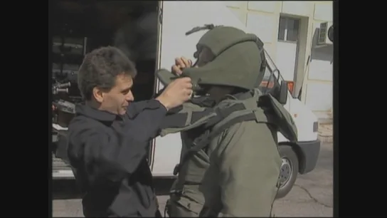 Los Tédax cumplen 50 años marcados por el terrorismo, los desastres naturales y la Guerra Civil Agentes de los Tédax colocándose el traje de desactivación de explosivos