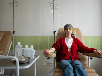 mujer en quimioterapia por cáncer de mama mujer en quimioterapia por cáncer de mama