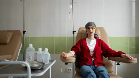 mujer en quimioterapia por cáncer de mama mujer en quimioterapia por cáncer de mama