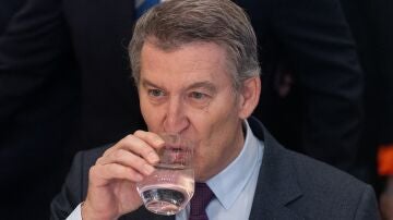 El presidente del Partido Popular, Alberto N&uacute;&ntilde;ez Feij&oacute;o, bebiendo agua.