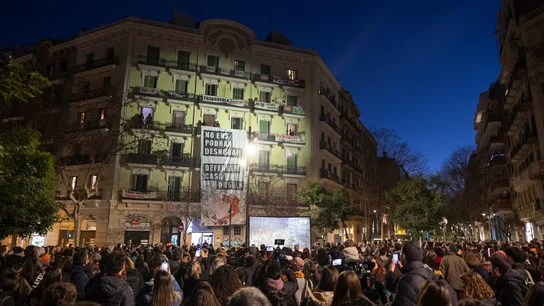 Protesta ante la Casa Orsola de Barcelona para rechazar el desahucio de uno de los vecinos Protesta ante la Casa Orsola de Barcelona para rechazar el desahucio de uno de los vecinos