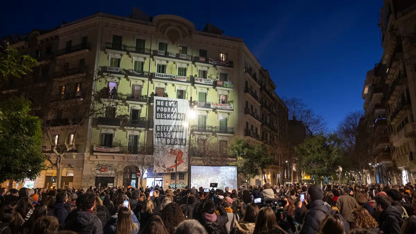 Protesta ante la Casa Orsola de Barcelona para rechazar el desahucio de uno de los vecinos Protesta ante la Casa Orsola de Barcelona para rechazar el desahucio de uno de los vecinos