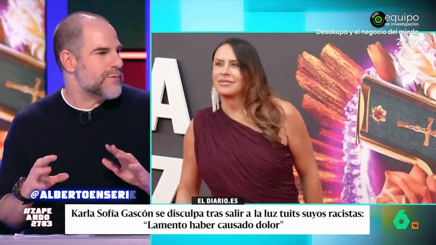 Alberto Rey, sobre los comentarios racistas de Karla Sofía Gascón: "¿Qué más puede hacer para liarla en Hollywood?" El periodista comparte su extrañeza debido a que en Hollywood se hace "un trabajo de limpieza y relaciones públicas antes de lanzarte a la campaña". "Quiere el Oscar y que hará lo que sea por conseguirlo", añade Rey.