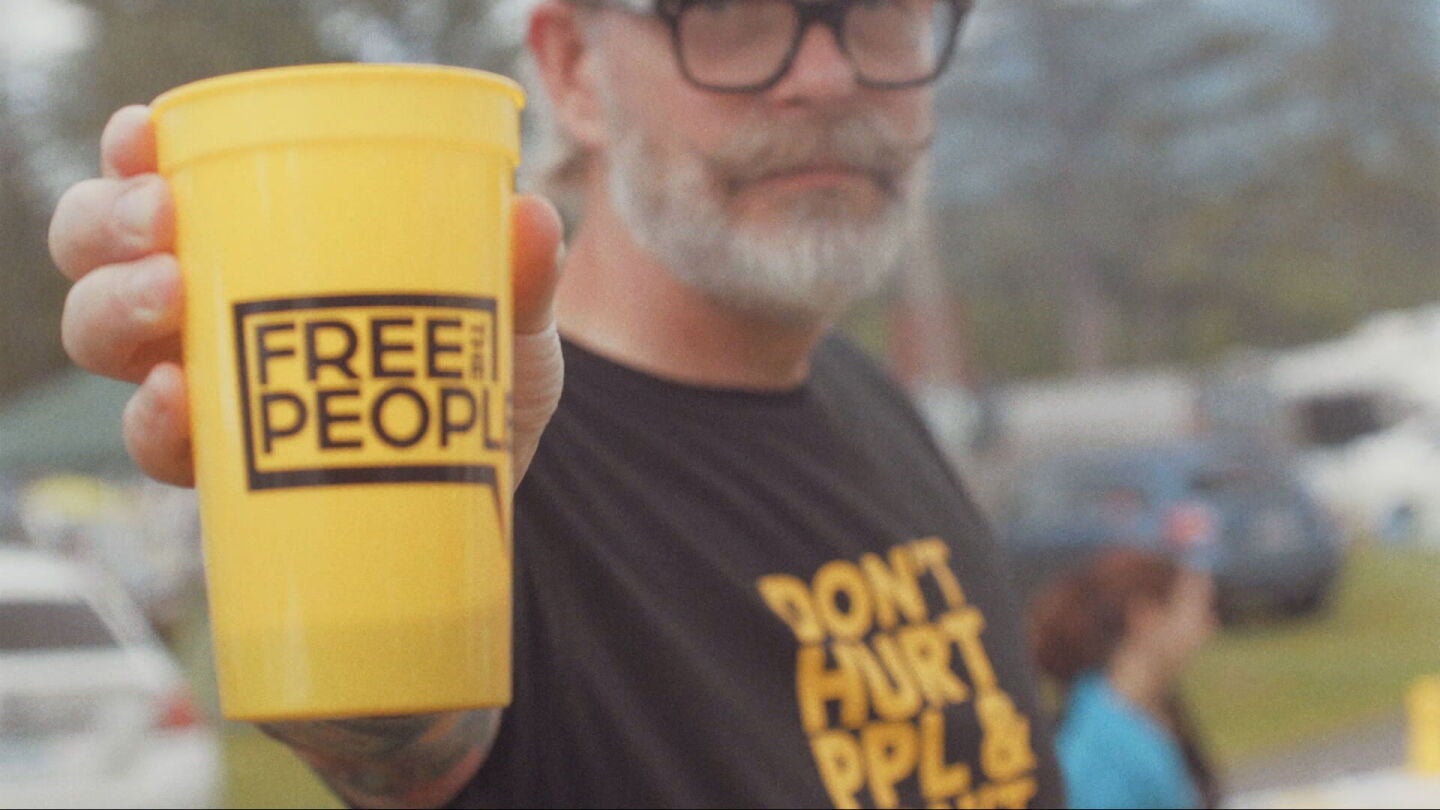 Un hombre se divierte en una reunión de libertarios Un hombre se divierte en una reunión de libertarios