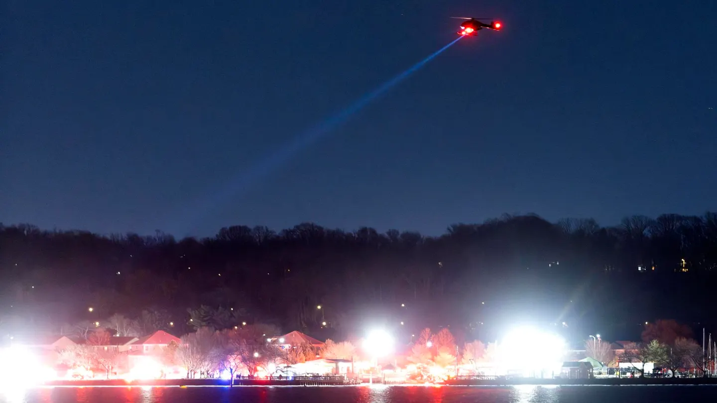 Los equipos de rescate buscan en el río Potomac después de que un avión comercial colisionara con un helicóptero militar en la aproximación al aeropuerto nacional Ronald Reagan de Washington, DC, Estados Unidos. Los equipos de rescate buscan en el río Potomac después de que un avión comercial colisionara con un helicóptero militar en la aproximación al aeropuerto nacional Ronald Reagan de Washington, DC, Estados Unidos.
