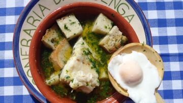 Açorda alentejana (sopa típica del Alentejo)