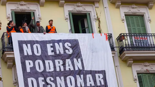 Josep Torrent saluda desde el balcón de la Casa Orsola tras aplazarse su desahucio Josep Torrent saluda desde el balcón de la Casa Orsola tras aplazarse su desahucio
