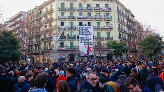 Masiva protesta vecinal que logró paralizar el primer desahucio de un inquilino de la Casa Orsola, el pasado viernes. Masiva protesta vecinal que logró paralizar el primer desahucio de un inquilino de la Casa Orsola, el pasado viernes.