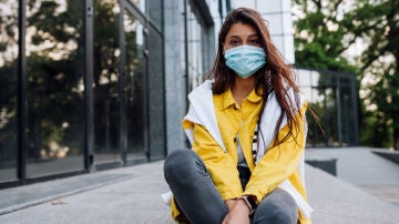 mujer con mascarilla en época de covid