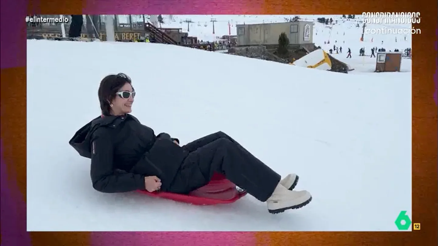 Inés Rodríguez se tira con un trineo por Baqueira Beret: "Igual no es mi deporte, pero me lo estoy pasando teta" La reportera consigue un trineo para poder disfrutar de la nieve de Baqueira Beret. "Estuve más en la nieve que en el trineo pero, no pasa nada", confiesa a El Gran Wyoming y a Sandra Sabatés.