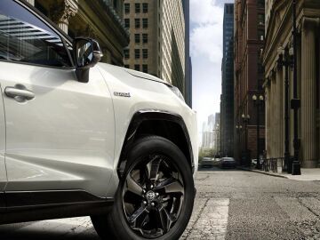 Ha pasado de todoterreno de tres puertas a uno de los SUV de Toyota m&aacute;s interesantes, y la renovada versi&oacute;n del RAV4 podr&iacute;a hacer que valga la pena esperar al 2026