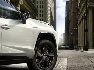 Ha pasado de todoterreno de tres puertas a uno de los SUV de Toyota más interesantes, y la renovada versión del RAV4 podría hacer que valga la pena esperar al 2026 Ha pasado de todoterreno de tres puertas a uno de los SUV de Toyota más interesantes, y la renovada versión del RAV4 podría hacer que valga la pena esperar al 2026