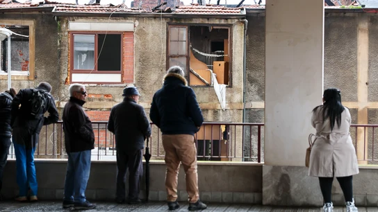 Vecinos de la localidad vizcaína de Basauri observan este sábado los daños ocasionados por el incendio del inmueble. Vecinos de la localidad vizcaína de Basauri observan este sábado los daños ocasionados por el incendio del inmueble.