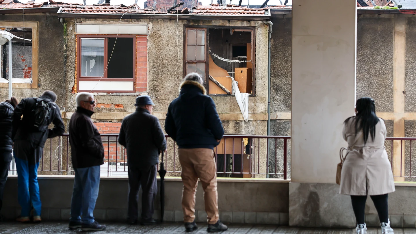 Vecinos de la localidad vizcaína de Basauri observan este sábado los daños ocasionados por el incendio del inmueble. Vecinos de la localidad vizcaína de Basauri observan este sábado los daños ocasionados por el incendio del inmueble.
