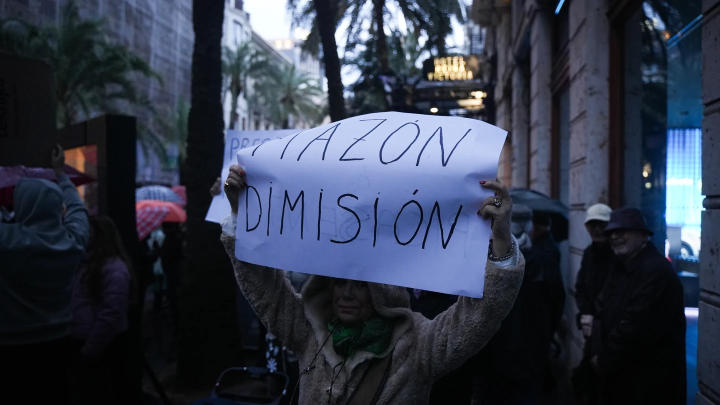 Varias personas durante una nueva manifestación para reclamar la dimisión del presidente de la Generalitat, Carlos Mazón, en la Plaza del Ayuntamiento Varias personas durante una nueva manifestación para reclamar la dimisión del presidente de la Generalitat, Carlos Mazón, en la Plaza del Ayuntamiento