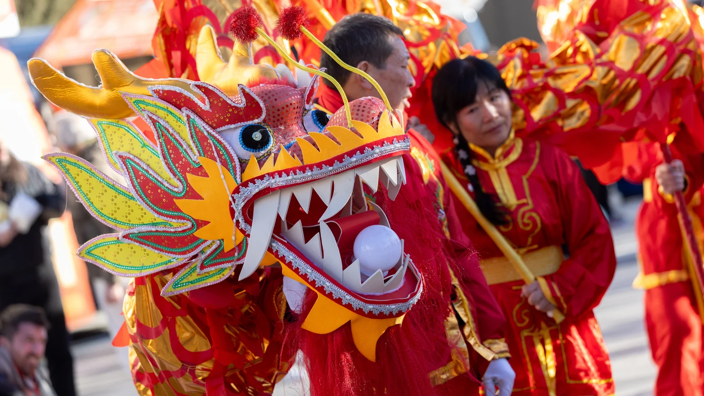 Madrid acoge un mercadillo de artesanía por el Año Nuevo Chino Varias personas llevan un dragón en el mercadillo de artesanía china, en la explanada de la Junta Municipal Distrito de Usera, a 31 de enero de 2025, en Madrid (España). Como parte de las actividades que el Ayuntamiento de Madrid ha organizado para celebrar el Año Nuevo Chino, desde hoy hasta el próximo 2 de febrero se encuentra en Usera un mercadillo de artesanía china en el que se exhiben y venden productos tradicionales elaborados a mano. Además, hay varios foodtrucks con una selección de ...