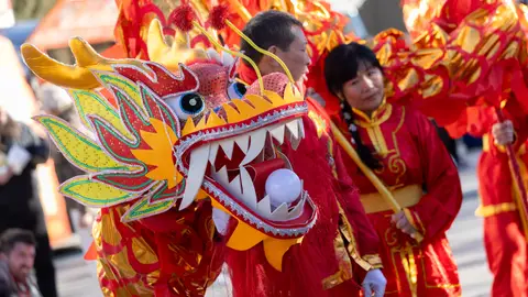 Madrid acoge un mercadillo de artesanía por el Año Nuevo Chino Varias personas llevan un dragón en el mercadillo de artesanía china, en la explanada de la Junta Municipal Distrito de Usera, a 31 de enero de 2025, en Madrid (España). Como parte de las actividades que el Ayuntamiento de Madrid ha organizado para celebrar el Año Nuevo Chino, desde hoy hasta el próximo 2 de febrero se encuentra en Usera un mercadillo de artesanía china en el que se exhiben y venden productos tradicionales elaborados a mano. Además, hay varios foodtrucks con una selección de ...