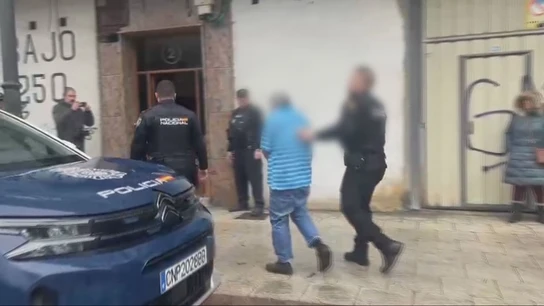 La Policía, en el momento de la detención del hombre de 72 años en Langreo La Policía, en el momento de la detención del hombre de 72 años en Langreo