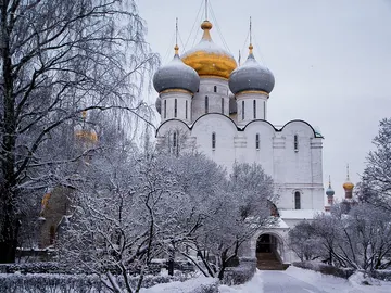 Iglesia ortodoxa bajo la nieve en Moscú Iglesia ortodoxa bajo la nieve en Moscú