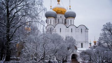 Iglesia ortodoxa bajo la nieve en Moscú 