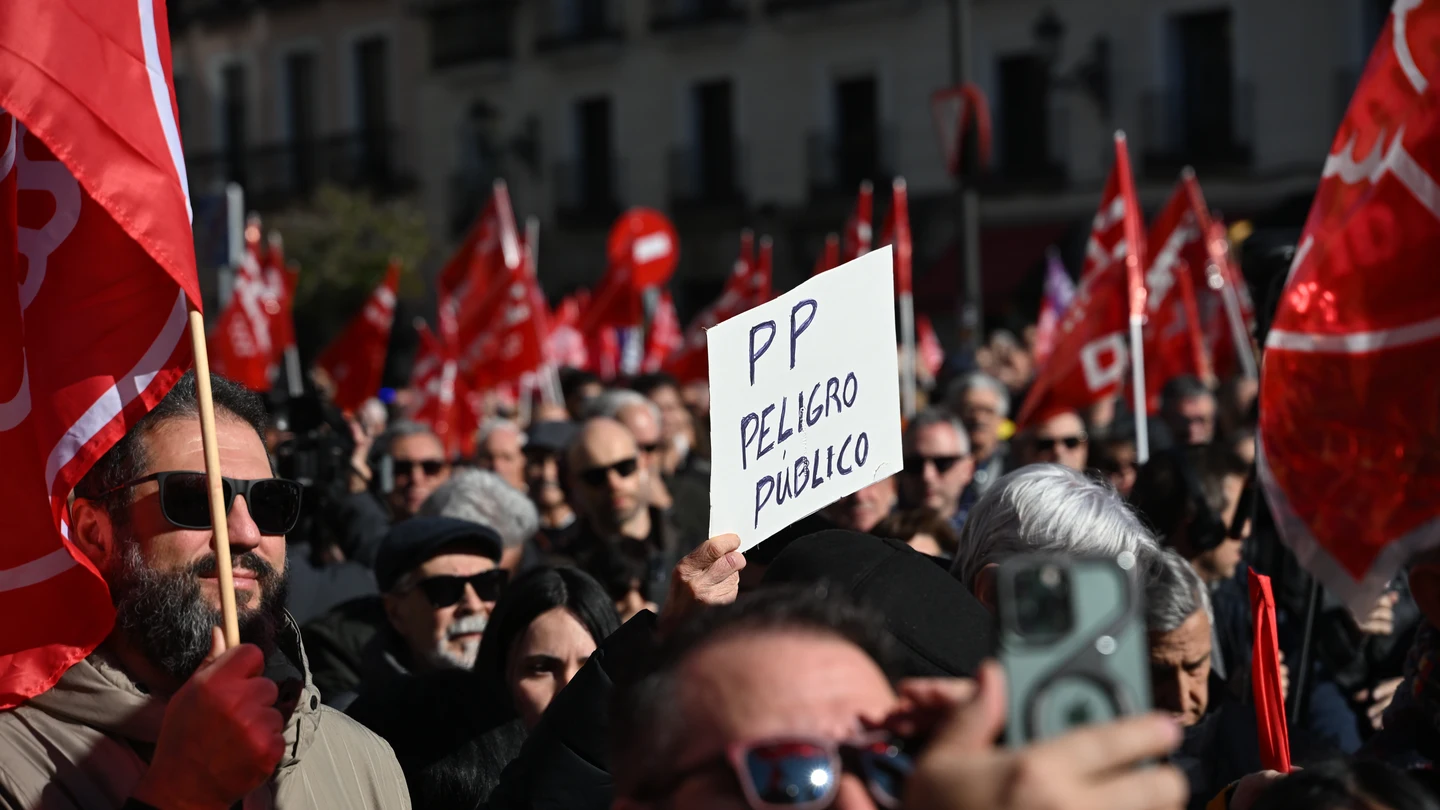 Pancarta durante la manifestación en Madrid en defensa del escudo social del Gobierno Pancarta durante la manifestación en Madrid en defensa del escudo social del Gobierno