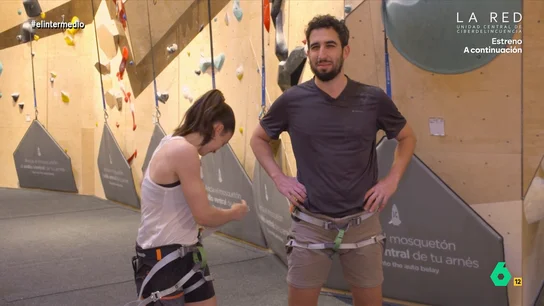 Isma Juárez pide perdón tras ponerse el arnés de escalada: "Terrible, terrorífico, lo que está viendo España" El reportero se anima a escalar una vía siguiendo los consejos de Iziar Martínez, campeona de España de escalada. ¿Habrá conseguido ascender la pared? Descúbrelo en el vídeo principal.