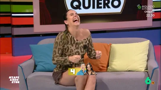 Así ha sido el ataque de risa de Cristina Pedroche jugando al Pictionary: "Creo que he manchado y todo..." Los zapeadores se han enfrentado en este popular juego en el que debían adivinar películas gracias a los dibujos de sus compañeros. Cristina Pedroche ha formado equipo con Nacho García mientras que Quique Peinado y Maya Pixelskaya componían el otro equipo.