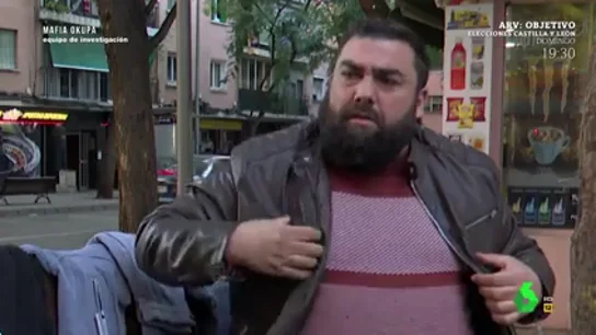 Equipo de Investigación localiza a un miembro de 'Los Pelúos', un clan condenado por okupar y alquilar casas, vendiendo chándales en la calle Equipo de Investigación localiza a un miembro de 'Los Pelúos', un clan condenado por okupar y alquilar casas, vendiendo chándales en la calle