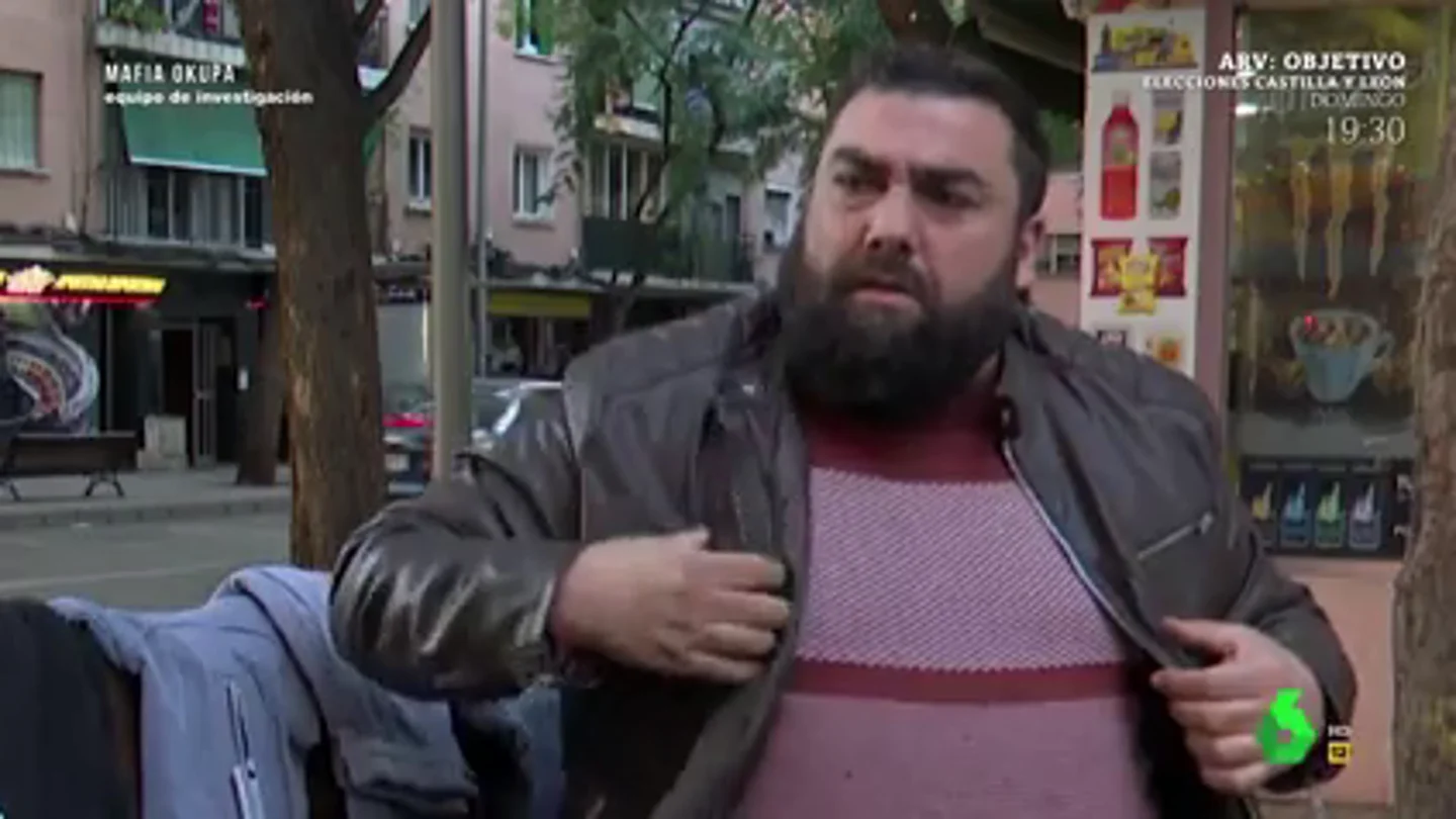 Equipo de Investigación localiza a un miembro de 'Los Pelúos', un clan condenado por okupar y alquilar casas, vendiendo chándales en la calle Equipo de Investigación localiza a un miembro de 'Los Pelúos', un clan condenado por okupar y alquilar casas, vendiendo chándales en la calle