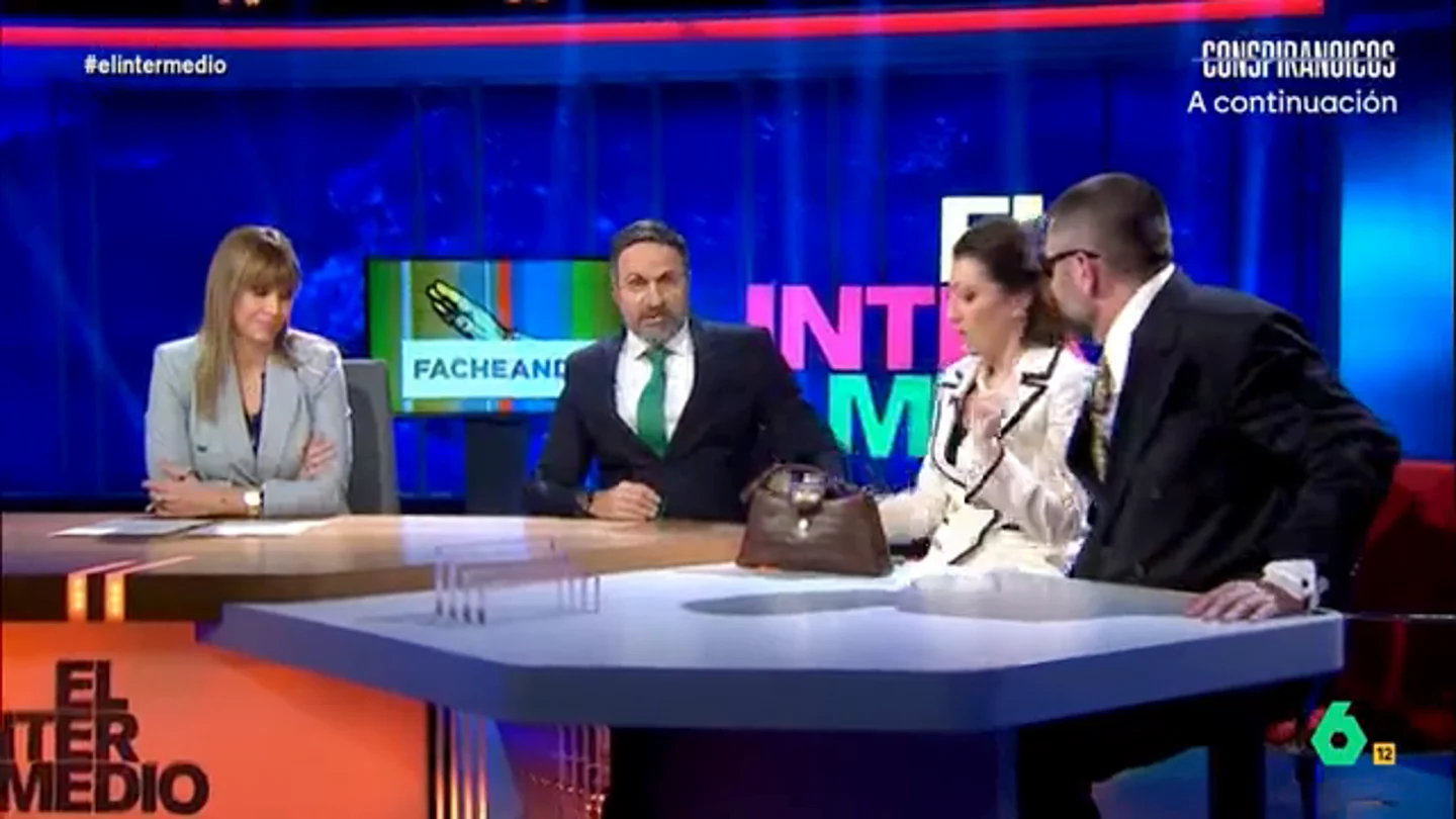 'Abascal' para los pies a la 'señora bien': "Por debajo de la mesa me está conquistando más terreno que los menas islamistas" El 'líder de Vox' ha aceptado dar un pase VIP y reservado a los colaboradores de 'Facheando' para la cumbre ultra que va a celebrar en Madrid. Pero, a cambio, ha puesto una condición que afecta, directamente, a 'Piluchi'.