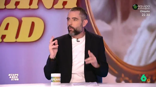 Dani Mateo 'amenaza' a Juan y Medio: "Te queda poco de trabajar ahí, ese puesto es mío" El presentador de Zapeando no ha dudado en responder al dardo de su compañera Maya Pixelskaya a cuenta de su edad. "Ha dolido esa, eh", le ha dicho Nacho García a Dani.