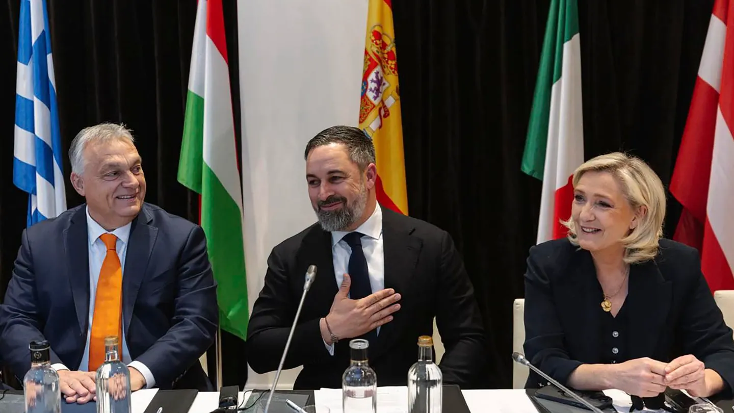 Abascal, en el centro de la imagen; a la izquierda, Orban; Le Pen, a la derecha Abascal, en el centro de la imagen; a la izquierda, Orban; Le Pen, a la derecha