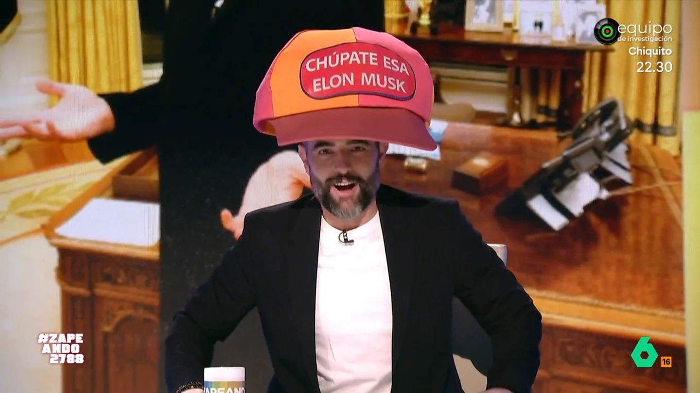 Dani Mateo 'desafía' a Elon Musk con el tamaño de su gorra: "Nadie me va a ganar a pelota de Trump" El magnate tecnológico ha publicado una fotografía, realizada en el despacho oval de la Casa Blanca, en la que lleva una gorra gigante con el lema trumpista 'Make America Great Again'.