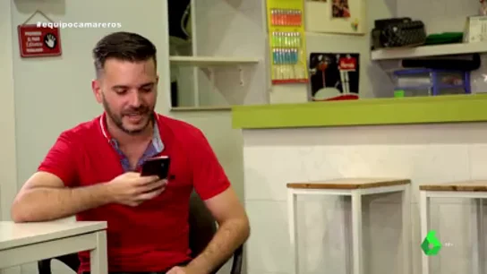 Un camarero llama en directo en Equipo de Investigación a una oferta de trabajo: "Las horas extra van en negro" Jesús Soriano, ante Equipo de Investigación en 2022, quiso mostrar que muchas ofertas, en el ámbito de la hostelería, en realidad esconden 'fraudes'. Por ello, decidió llamar a una oferta encontrada en un portal de Internet para demostrarlo.