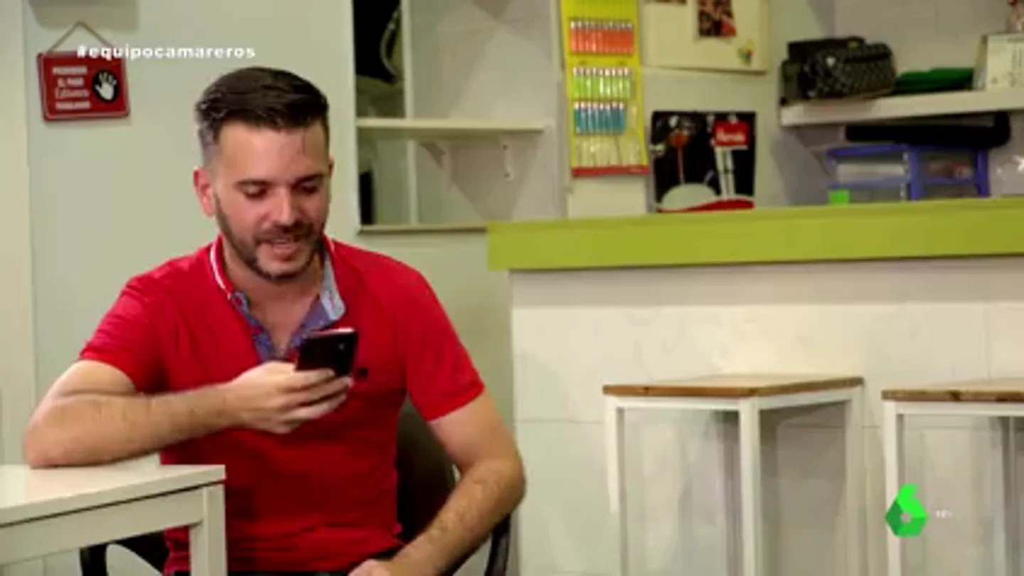 Un camarero llama en directo en Equipo de Investigación a una oferta de trabajo: "Las horas extra van en negro" Jesús Soriano, ante Equipo de Investigación en 2022, quiso mostrar que muchas ofertas, en el ámbito de la hostelería, en realidad esconden 'fraudes'. Por ello, decidió llamar a una oferta encontrada en un portal de Internet para demostrarlo.