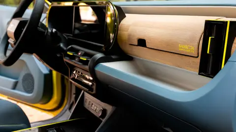 Tiene un diseño futurista, un legado clásico, y un interior con madera de bambú, y casi seguro que no sabes qué coche es Fiat Grande Panda Interior