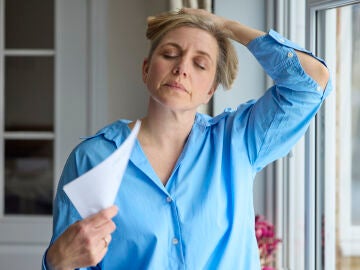 Mujer con sofocos por la menopausia