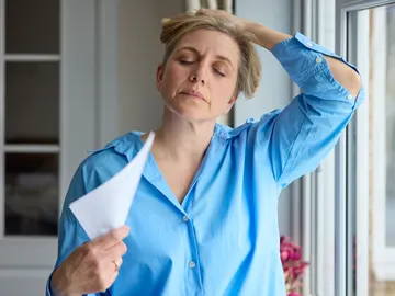 Mujer con sofocos por la menopausia Mujer con sofocos por la menopausia