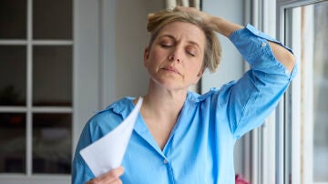 Mujer con sofocos por la menopausia