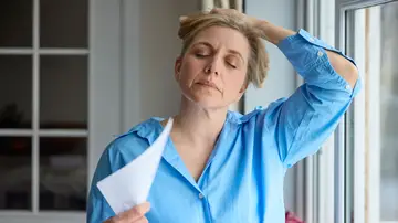 Mujer con sofocos por la menopausia Mujer con sofocos por la menopausia