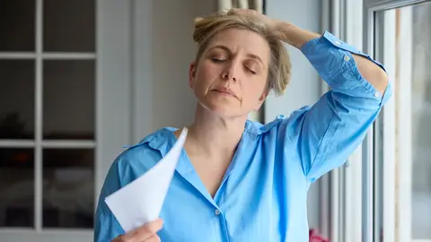 Mujer con sofocos por la menopausia Mujer con sofocos por la menopausia