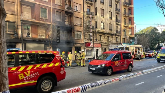 Los bomberos continúan los trabajos para controlar el incendio en Valencia Los bomberos continúan los trabajos para controlar el incendio en Valencia