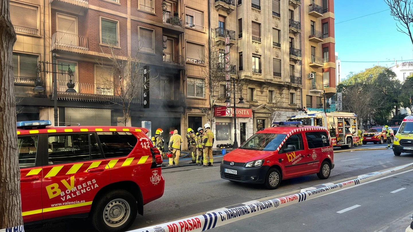 Los bomberos continúan los trabajos para controlar el incendio en Valencia Los bomberos continúan los trabajos para controlar el incendio en Valencia