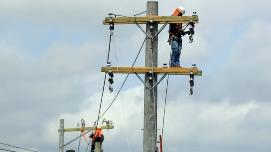 Imagen de archivo de trabajadores en una red de energía eléctrica Imagen de archivo de trabajadores en una red de energía eléctrica