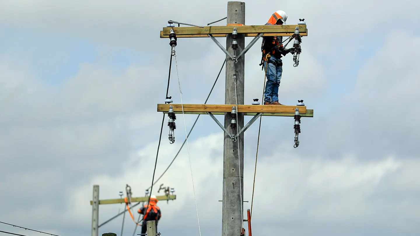Imagen de archivo de trabajadores en una red de energía eléctrica Imagen de archivo de trabajadores en una red de energía eléctrica