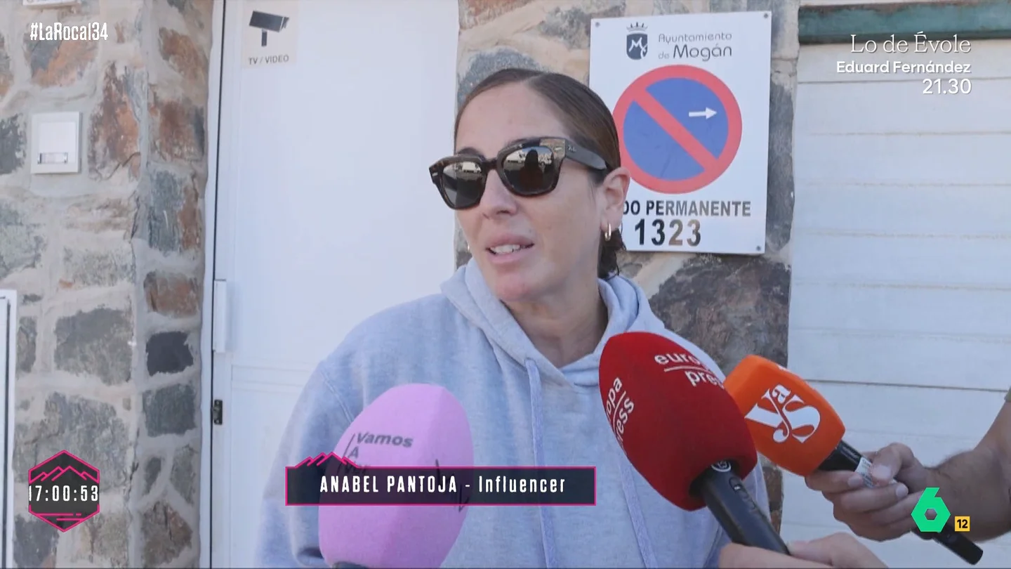 Anabel Pantoja, desesperada ante la prensa en su casa: "Trato de salir con la peque. Se que os mandan vuestros jefes" "Entiendo vuestro trabajo, pero entended mi situación también", comentaba Anabel Pantoja a los medios que esperaban en la puerta de su casa, mientras continúa la investigación a ella y su pareja por presunto maltrato a su hija.