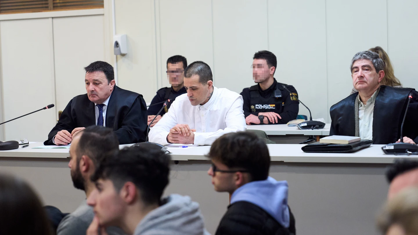 El acusado durante el juicio por matar a su pareja y bebé en Liaños de Villaescusa, a 10 de febrero de 2025, en Santander, Cantabria (España). El acusado durante el juicio por matar a su pareja y bebé en Liaños de Villaescusa, a 10 de febrero de 2025, en Santander, Cantabria (España).