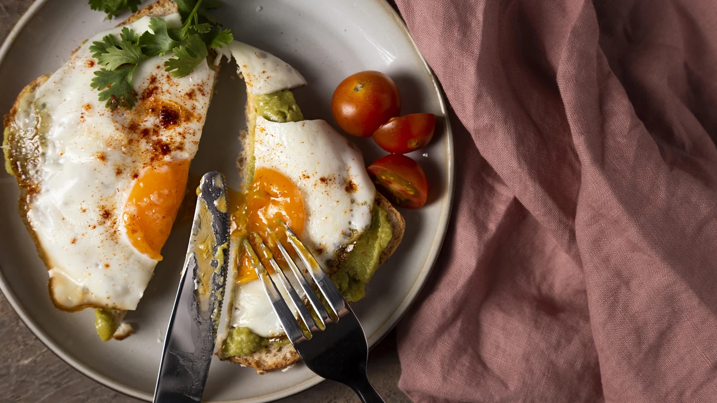 Una tostada con huevo frito y tomate. Una tostada con huevo frito y tomate.