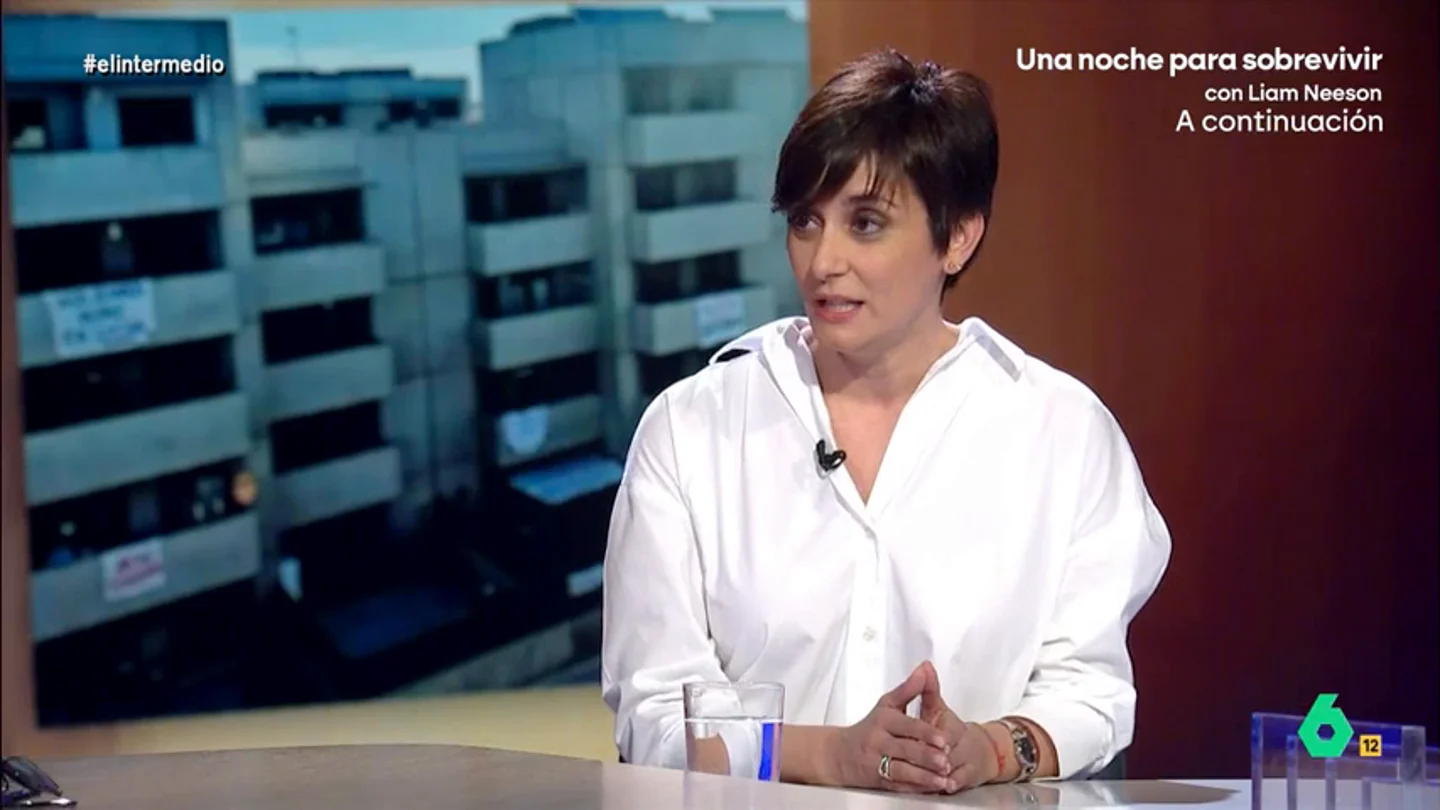 Una vecina de Madrid pone contra las cuerdas a la ministra de Vivienda: "¿Cómo piensan parar los pies a los fondos buitre?" Isabel Rodríguez responde que, por ejemplo, han prohibido las Golden Visa, que van a limitar la compra de vivienda como bien de inversión para proteger "su función social".