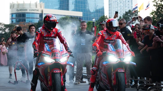 Pecco Bagnaia y Marc Márquez durante el evento de apertura de la MotoGP Season Premiere 2025. Pecco Bagnaia y Marc Márquez, del equipo Ducati Lenovo, durante el evento de apertura de la MotoGP Season Premiere 2025.